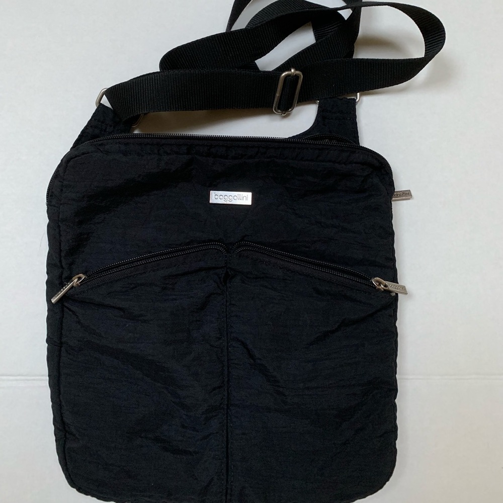 Baggallini black cross body purse
